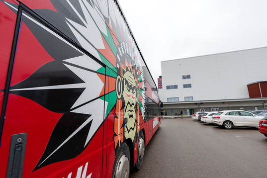 Frölundas spelarbuss utanför Vida arena före