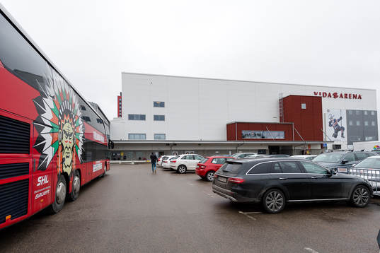 Frölundas spelarbuss utanför Vida arena före