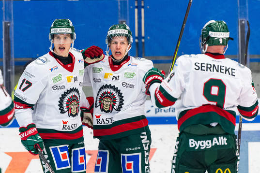 Frölundas Robin Alvarez och Max Friberg jublar
