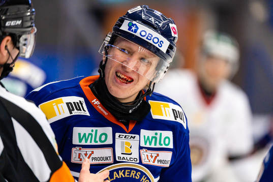 Växjös Marcus Sylvegård blöder från munnen