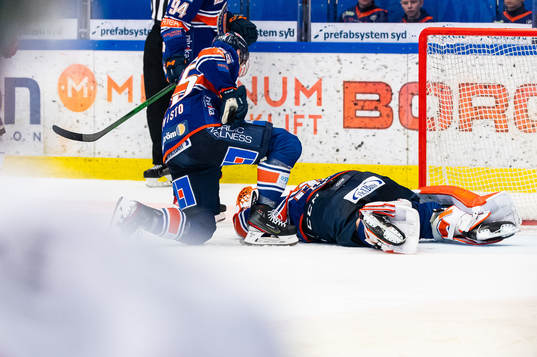 Växjös målvakt Viktor Fasth ligger på isen