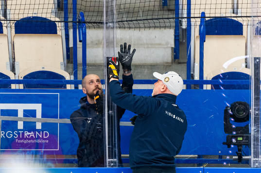 Vaktmästare lagar en trasig plexiglasskiva