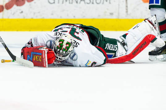 Frölundas målvakt Johan Mattsson ligger ner