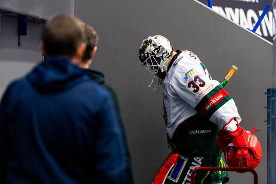 Frölundas målvakt Johan Mattsson lämnar matchen