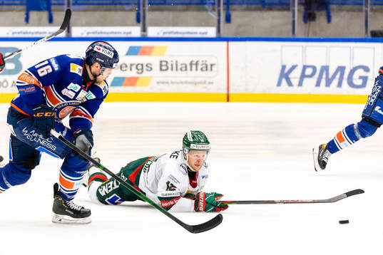 Frölundas Max Friberg kastar sig