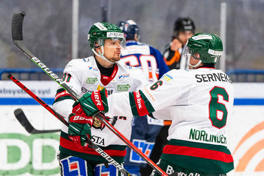 Frölundas Nicklas Lasu jublar med Mattias Norlinder