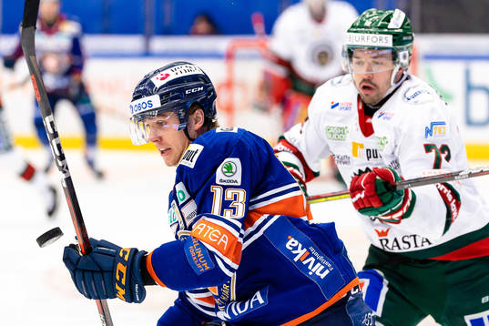 Växjös Jack Drury jagas av Frölundas Patrik Carlsson