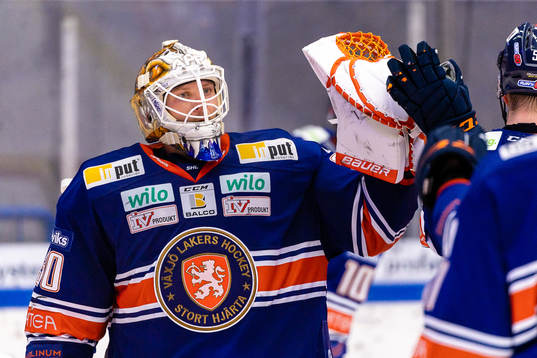 Växjös målvakt Viktor Fasth jublar