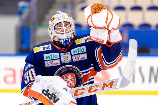 Växjös målvakt Viktor Fasth jublar