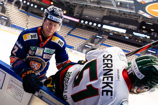 Växjös Christian Folin tacklar Frölundas Mats Rosseli