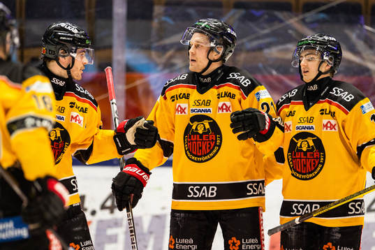 Luleås Juhani Tyrväinen jublar med lagkamrater