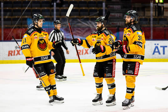 Luleås Filip Hållander och Pontus Själin jublar med