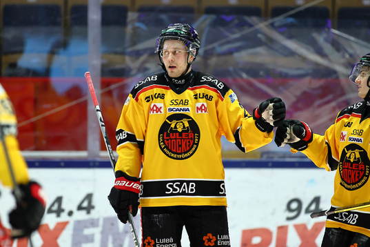 Luleås Juhani Tyrväinen jublar