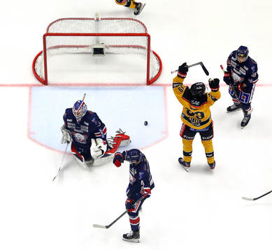 Mål av Luleå förbi Linköpings målvakt Niklas Lundström