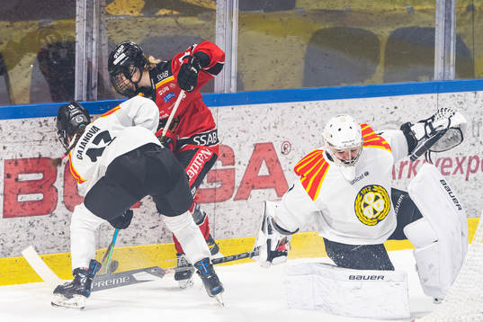 Luleås Noora Tulus och Brynäs målvakt Evellina Suonpää