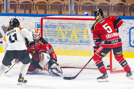 Brynäs Josefin Bouveng (ej i bild) gör 0-1 bakom Luleås