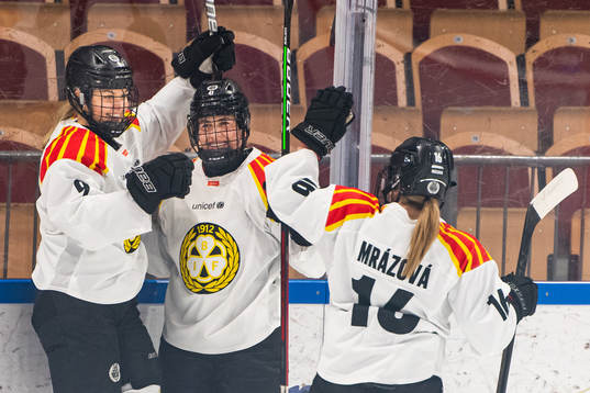 Brynäs Josefin Bouveng jublar med lagkamrater