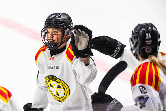 Brynäs Josefin Bouveng jublar
