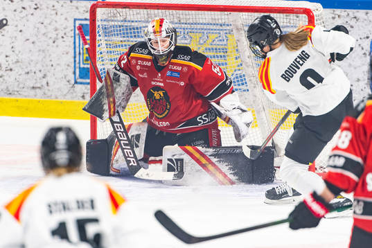 Brynäs Josefin Bouveng gör 2-0 bakom Luleås målvakt