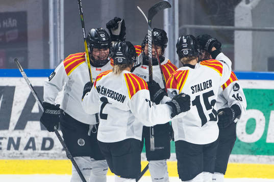 Brynäs Jalyn Elmes och Josefin Bouveng jublar med