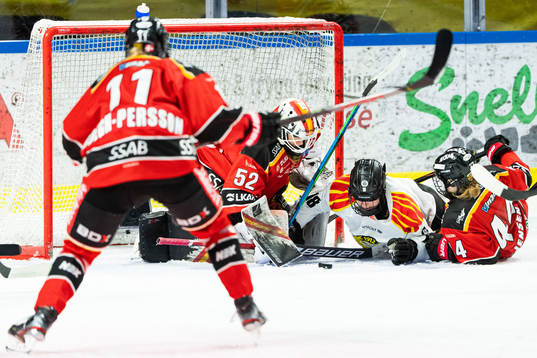 Luleås målvakt Sara Grahn och Brynäs Emma Murén