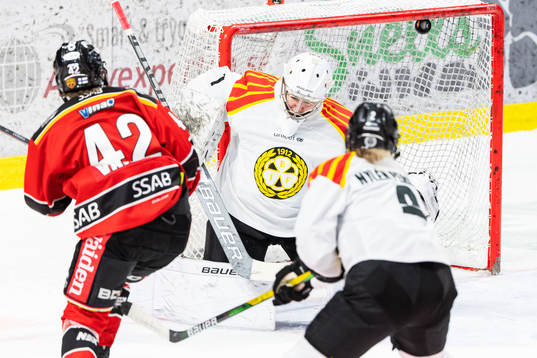 Luleås Viivi Vainikka gör 2-2 bakom Brynäs målvakt