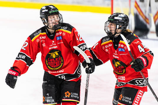 Luleås Viivi Vainikka jublar med Nicoline Jensen