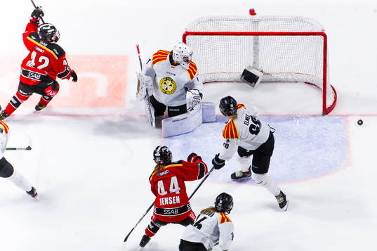 Luleås Viivi Vainikka jublar och Brynäs målvakt Evellina