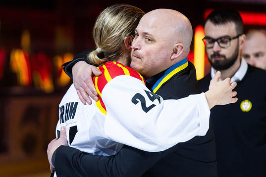 Brynäs Erika Grahm kramas om av tränare Henrik Glaas