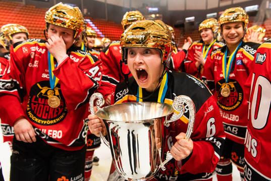 Luleås Jenni Hiirikoski jublar med sm-pokalen