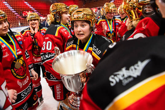 Luleås Jenni Hiirikoski jublar med sm-pokalen