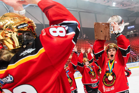 Luleås spelare jublar med sm-pokalen