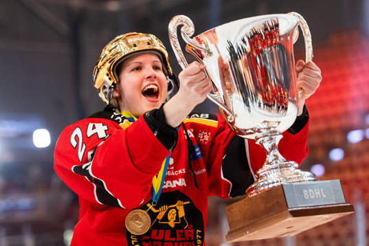 Luleås Zsofia Jokai-Szilagyi jublar med sm-pokalen