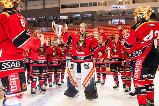 Luleås målvakt Sara Grahn jublar med sm-pokalen