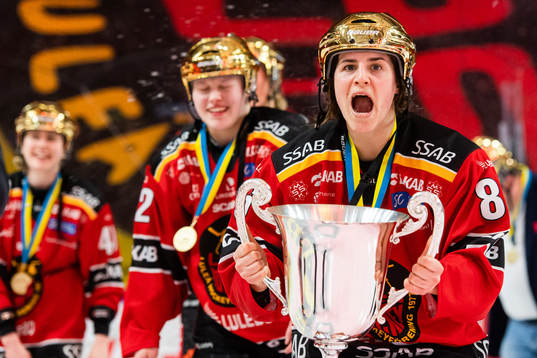 Luleås Michela Cava jublar med sm-pokalen