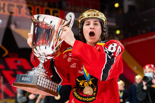 Luleås Michela Cava jublar med sm-pokalen