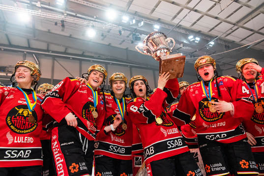 Luleås spelare jublar med sm-pokalen