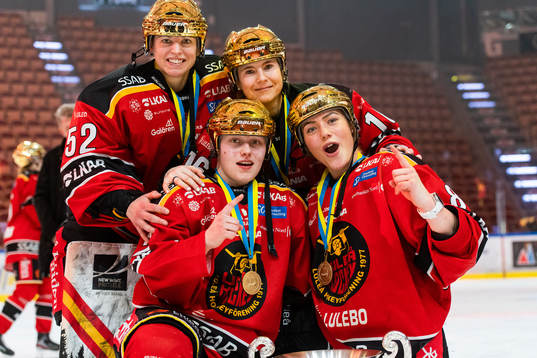 Luleås målvakt Sara Grahn jublar med lagkamrater