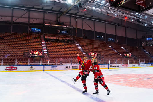Luleås Viivi Vainikka och Nicoline Jensen jublar