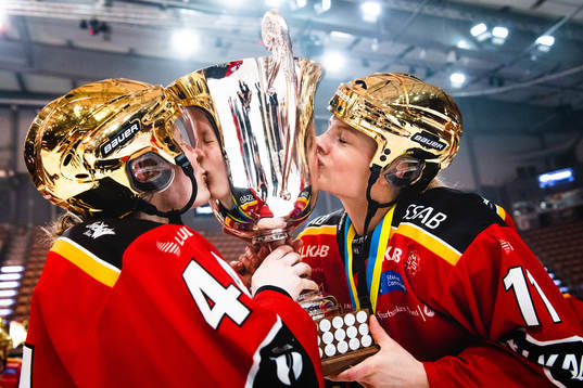 Luleås Nicoline Jensen och Josefine Persson jublar med
