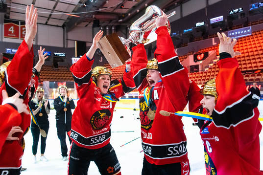 Luleås Emma Nordin, Ida Boman och Jenni Hiirikoski jublar