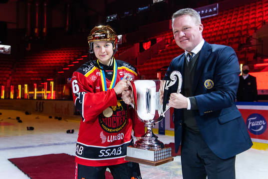 Luleås Jenni Hiirikoski och Svenska ishockeyförbundets