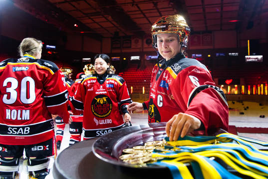 Luleås Jenni Hiirikoski med guldmedaljerna