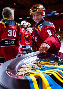 Luleås Jenni Hiirikoski och guldmedaljerna