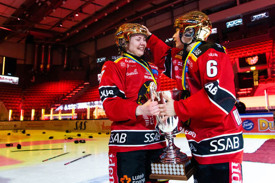 Luleås Ida Boman tar emot bucklan av Jenni Hiirikoski