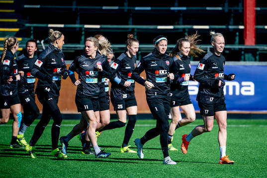 Rosengårds Mimmi Larsson, målvakt Stephanie Labbé och