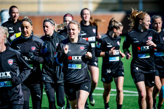 Rosengårds Mimmi Larsson med lagkamraterna