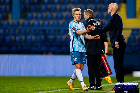 Martin Ødegaard is substituted by Ståle Solbakken, head