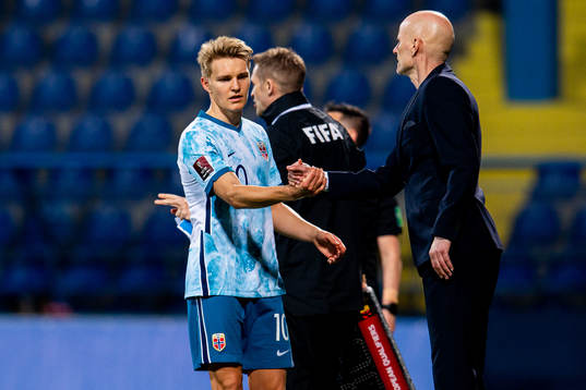 Martin Ødegaard is substituted by Ståle Solbakken, head