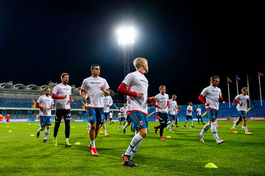 Mohamed Elyounoussi and the players of Norway warm up